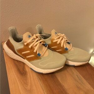 adidas Ultra Boost 22 - men’s 8.5 - excellent used condition